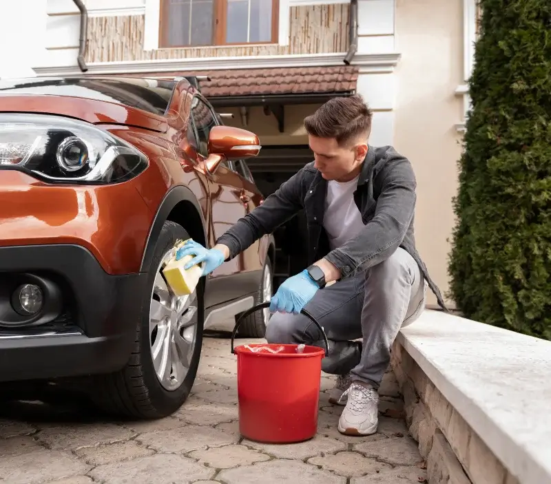 Lavage auto à domicile Coinces : professionnel intervenant sur un véhicule